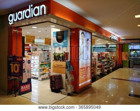 Wtc Ii, Sudirman, Jakarta, Indonesia - April 28, 2020 : Minimarkets That Sell Drugs, Open In Office 