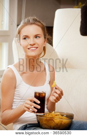 foto di ragazza sorridente con patatine e Coca-Cola