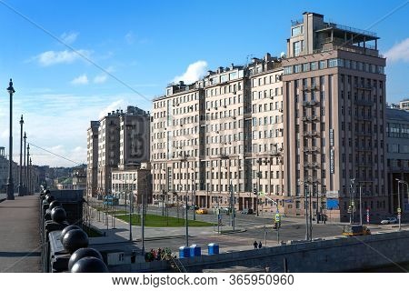 Russia, Moscow, May 2020. Serafimovich Street, A Large Stone Bridge, Sofiyskaya Embankment. Bright S