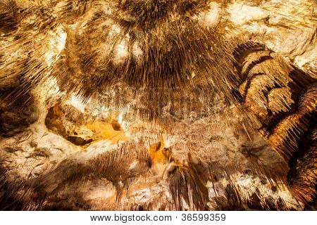 หินย้อยและ Stalagmite ก่อตัวในถ้ำ