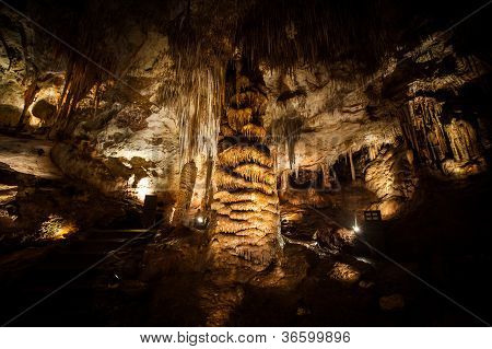 คอลัมน์ Stalagmite ใหญ่ก่อตัวในถ้ำ