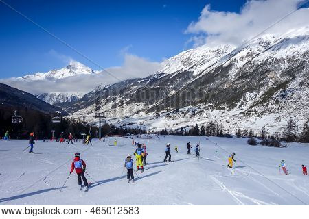 Val-cenis - France - February 24, 2022 : Skiers On Ski Slopes In The French Alps