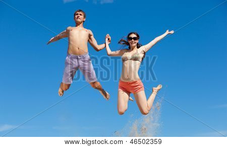 在海滩享受的快乐年轻夫妇的肖像