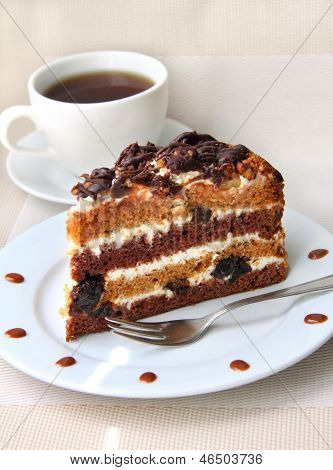 Kuchen mit saurer Sahne, Pflaumen und Walnüsse