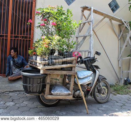 Serang, Banten - Indonesia. Oktober 1 2022. Seller Of Plants, Flowers, Seeds, Fertilizer, And Pots, 
