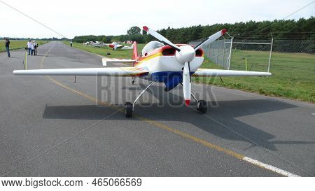 Extra 300 Airplane Aerobatic Colorfull Powerfull Propeller Plane