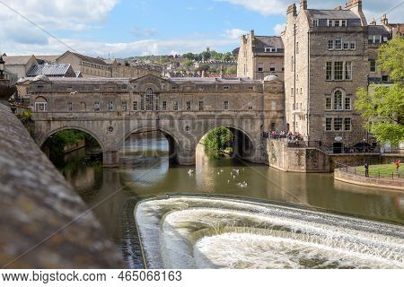 Buth, Great Britain - May 14, 2014: This Is A View Of The Old Pultney Bridge And The Pultney Weir On