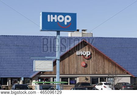 Ft. Wayne - Circa November 2022: Ihop Pancake Restaurant. International House Of Pancakes Has Over 1