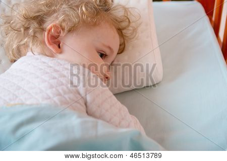 Malato e stanco ragazza Liying nel letto sul cuscino