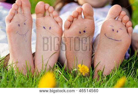 Børn om på græsset. Familie picnic i foråret park
