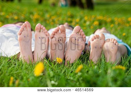 Børn om på græsset. Familie picnic i foråret park