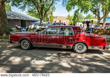 Des Moines, Ia - July 02, 2022: High Perspective Side View Of A 1983 Lincoln Continental Mark Vi 4 D