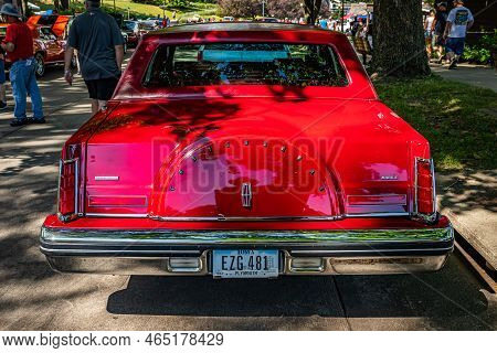Des Moines, Ia - July 02, 2022: High Perspective Rear View Of A 1983 Lincoln Continental Mark Vi 4 D