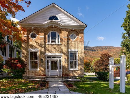 Manchester, Vt - Usa - Oct 9, 2022 Landscape Image Of The Historic Brick Building, The Johnny Apples