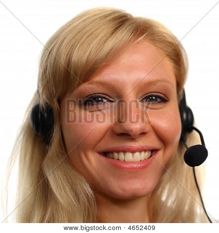 Kulaklýklý mikrofon setini çalışan kadın