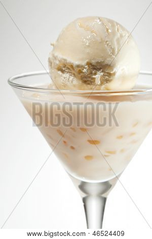 Cocktail med Baileys is og Cointreau