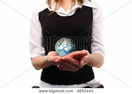 Kadın Jolding bir dünya onu elinde