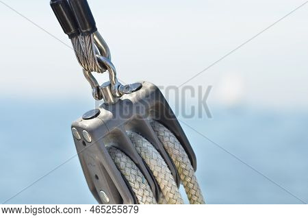 Pulley Flaschenzug Contast Sailing Boat Horizon Detail