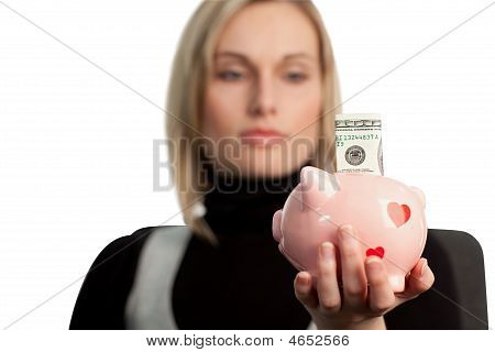 Bir kumbara tutan çekici kadın