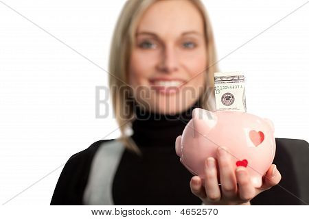 Bir kumbara tutan çekici kadın