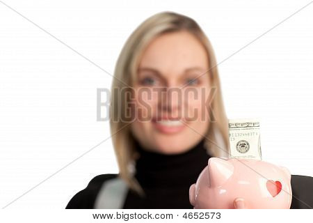 Bir kumbara tutan çekici kadın