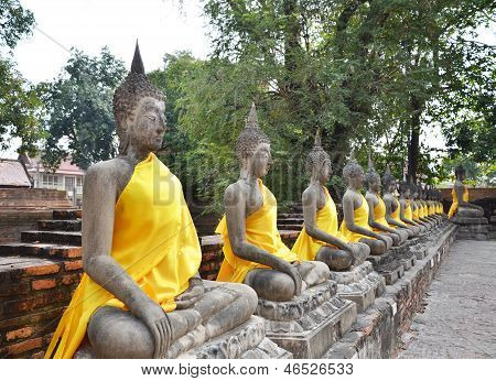 古代の仏像ワット ヤイ ・ チャイ ・ フワイモンコン、アユタヤ、タイで