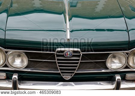 Bordeaux , Aquitaine  France - 11 06 2022 : Alfa Romeo Alfetta Giulia Classic Car Logo Brand And Sig