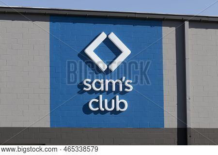 Lafayette - Circa November 2022: Sam's Club Warehouse. Sam's Club Is A Chain Of Membership Only Stor