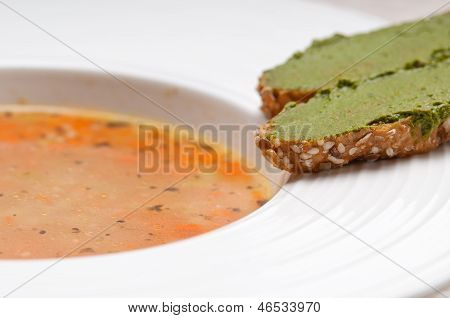 İtalyan sebzeli çorba çorba tarafında Pesto Crostini ile