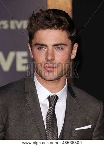 ลอสแองเจลิส - 05 dec: ZAC EFRON เดินไปรอบปฐมทัศน์โลก 