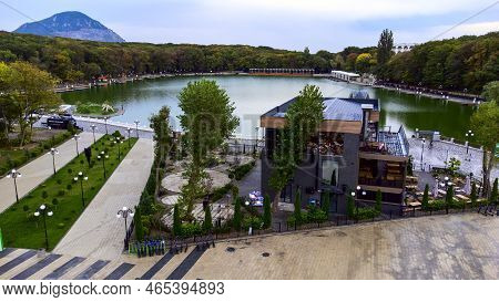 Russia, Stavropol Territory, Zheleznovodsk, September 10, 2022, Resort Lake In Zheleznovodsk, Founta