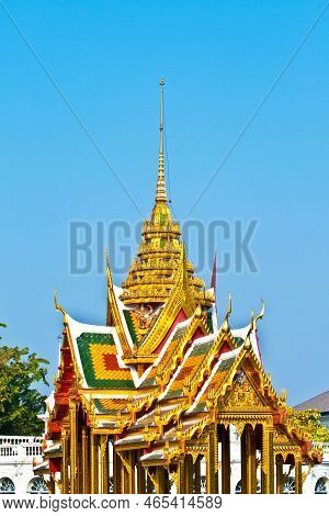 Ayutthaya, Thailand - December 24, 2009: Bang Pa-in Aisawan Thipya-art (divine Seat Of Personal Free