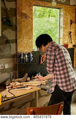 Cheerful Carpenter Woman Discussing Order Details With Her Customer On Smartphone