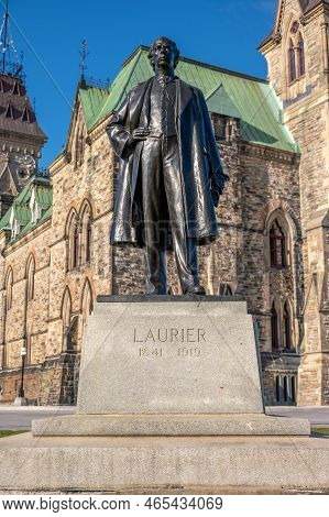 Ottawa, Ontario - October 19, 2022: Sir Wilfred Laurier Memorial In Front Of The East Block On Canad