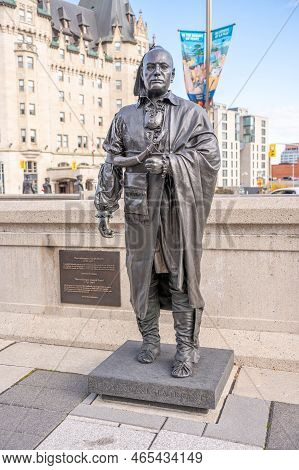 Ottawa, Ontario - October 19, 2022: The Valiants Memorial In Ottawa Which Commemorates Fourteen Figu