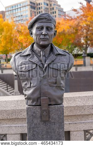 Ottawa, Ontario - October 19, 2022: The Valiants Memorial In Ottawa Which Commemorates Fourteen Figu