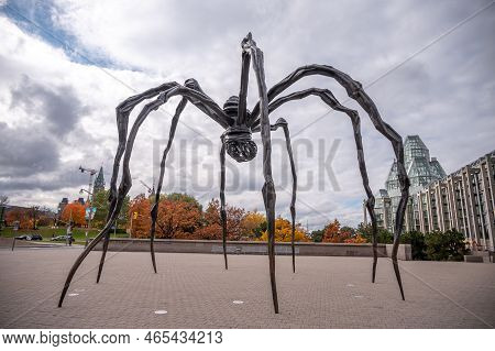 Ottawa, Ontario - October 19, 2022: Maman Outside Of The National Gallery Of Canada In Ottawa.