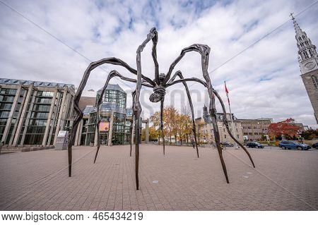 Ottawa, Ontario - October 19, 2022: Maman Outside Of The National Gallery Of Canada In Ottawa.