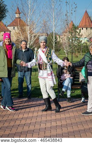 Bendery, Moldova - November 12, 2022: People Dance Moldovan Dance. Men And Women In National Costume