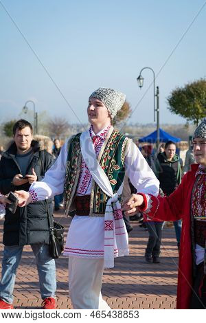 Bendery, Moldova - November 12, 2022: People Dance Moldovan Dance. Men And Women In National Costume