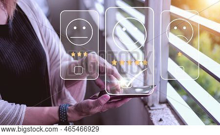 Users Rate The Service Experience In The Concept : Customer Satisfaction Survey Online Application A