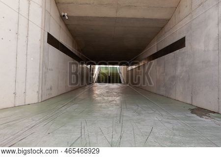 Onder The Train Is There An Subway Underpass