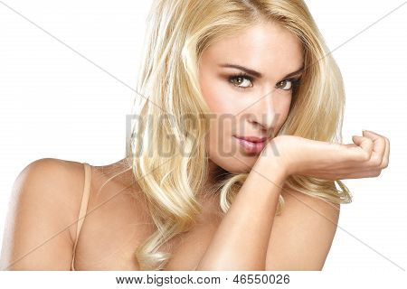 Mulher loira beleza sentir seu Perfume em branco