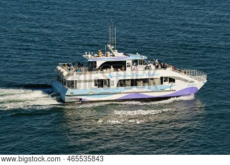Long Beach, California, U.s - November 5, 2022 - The Harbor Breeze Cruise Boat Sailing On Queensway 
