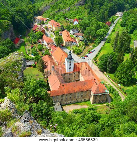 San Giovanni sotto il borgo medievale di Cliff (Svaty Jan pod Skalou) con il monastero costruito sopra un Misterio