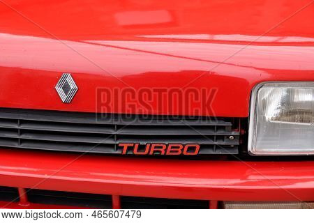 Bordeaux , Aquitaine  France - 11 12 2022 : Renault 5 Turbo Vintage Retro Car Red Oldtimer R5 Logo B