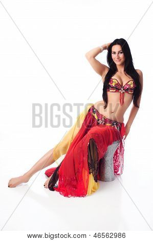 Bella danzatrice del ventre In un Costume rosso