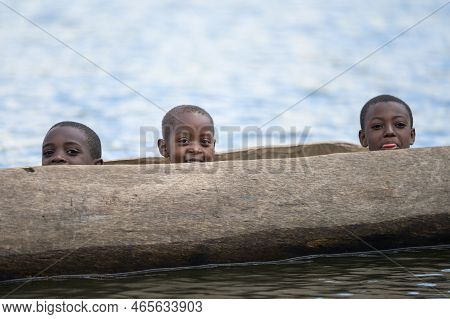 Kabale, Uganda - June 12, 2022: Children In A Dugout Canoe On Lake Bunyonyi (uganda), Sunny Day In S