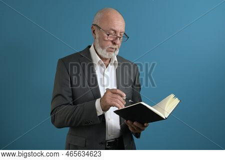 Article On Time. Author At Work. Journalist From The Past. Table With Telephone And Typewriter. Vint