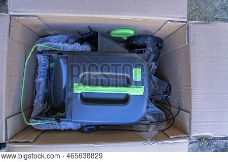 Unboxing Of A Lawn Mower Sent To Your Home. Detail Of How They Send A Mower Bought Online.